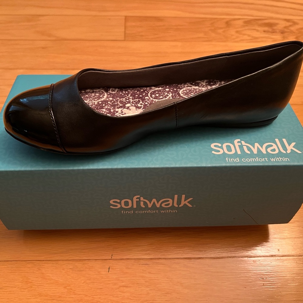 NIB Softwalk Napa Black Leather Flat - Size 8M US